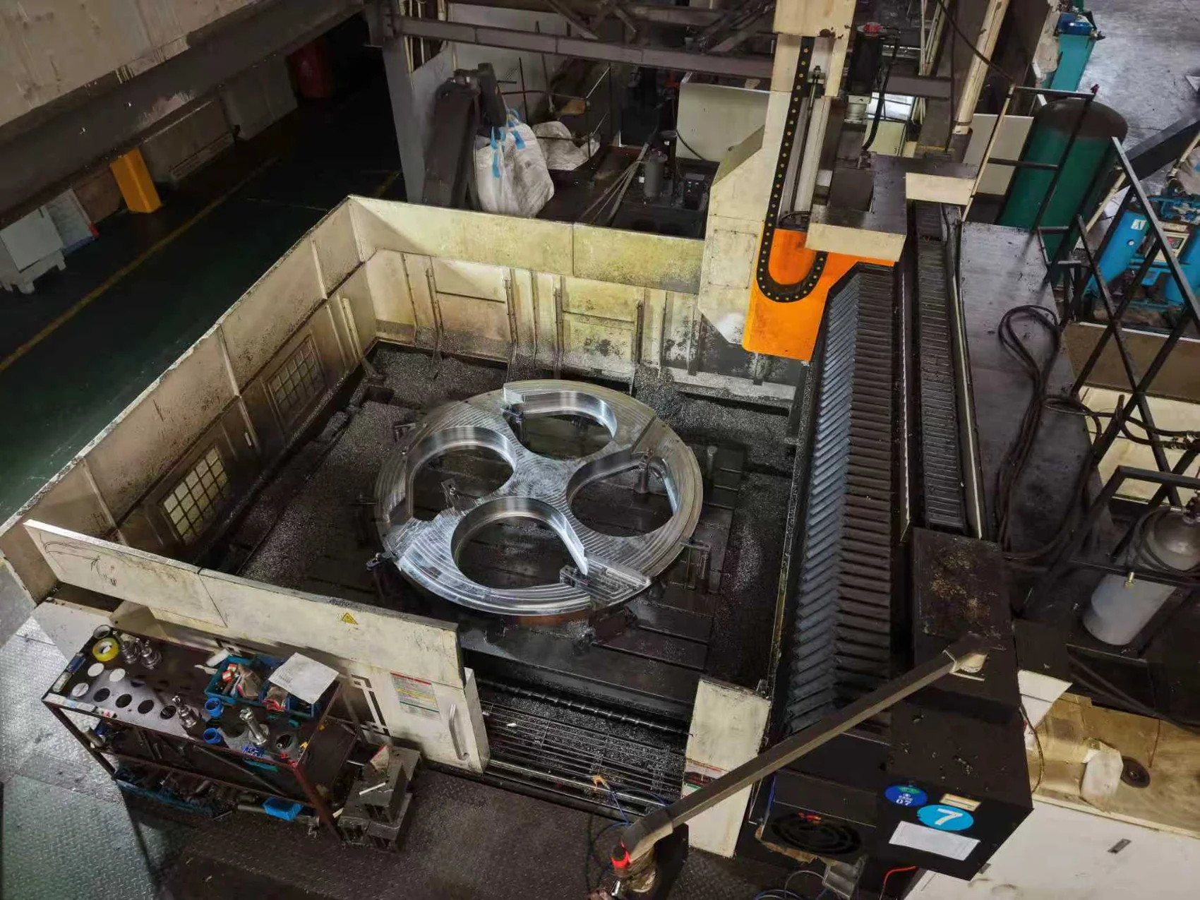 Jinying CNC machining center and large metal component